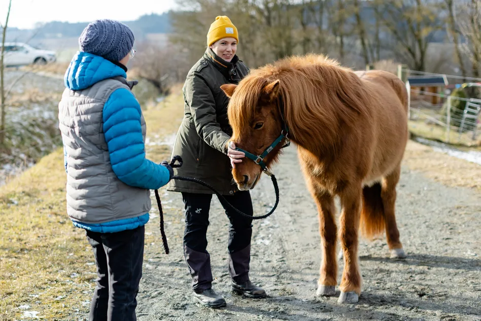 Teilnehmerinnen der Miia Meisterklasse mit einem Islandpferd